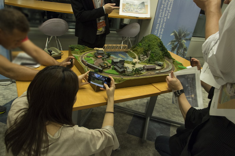 カメラ機能では動く模型や夜景の撮影に挑戦