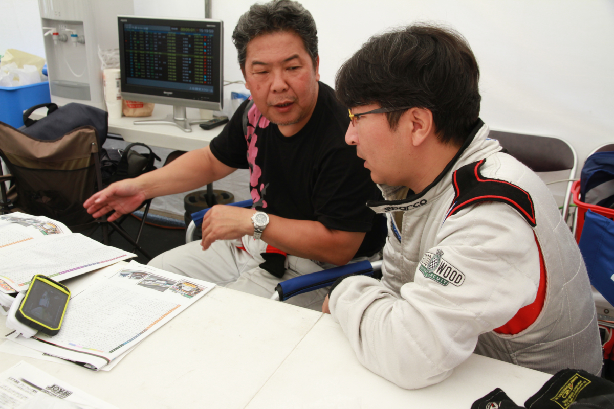 左からドライバーの斎藤聡氏、西村直人氏
