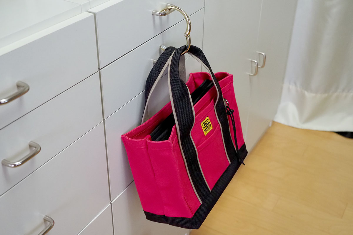 テーブルの端や引き出しの取っ手に引っ掛け、そこにバッグなどを吊せます。ほか、手すりやドア取っ手、フック、縦向きの板の上端など、いろいろな箇所に引っ掛けることができます。