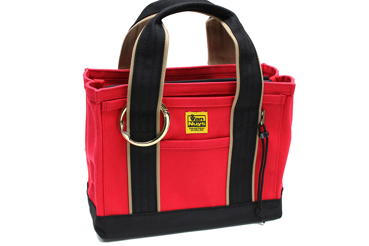 携帯時はバッグのハンドルに掛けておくと便利です。手首に通しての携帯もわりと現実的。※一部画像はメーカーウェブサイトより抜粋。