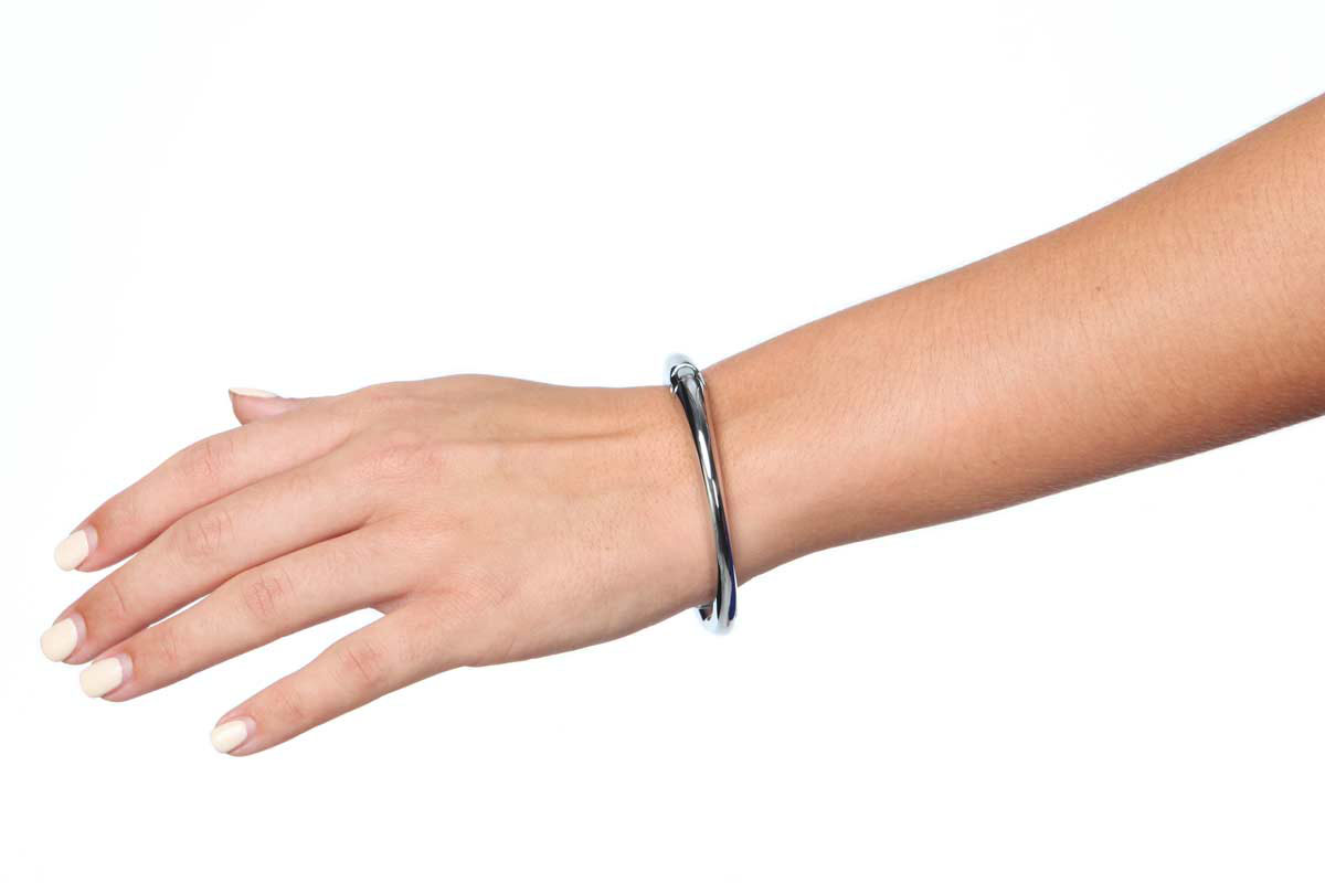 携帯時はバッグのハンドルに掛けておくと便利です。手首に通しての携帯もわりと現実的。※一部画像はメーカーウェブサイトより抜粋。