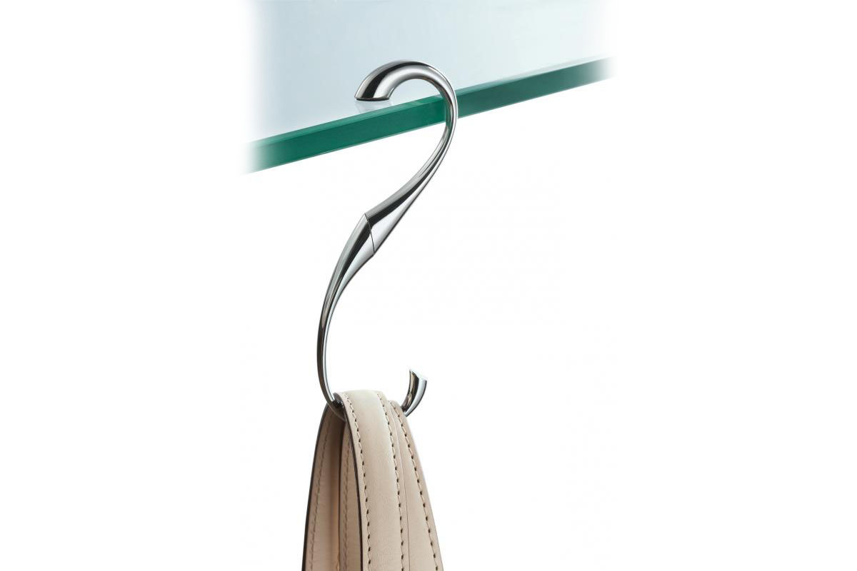 ハンガー部の開口が狭めなので、吊せる取っ掛かりを少々選びます。でもバッグに装着して携帯する様子はサマになりますネ♪　※一部画像はメーカーウェブサイトより抜粋。