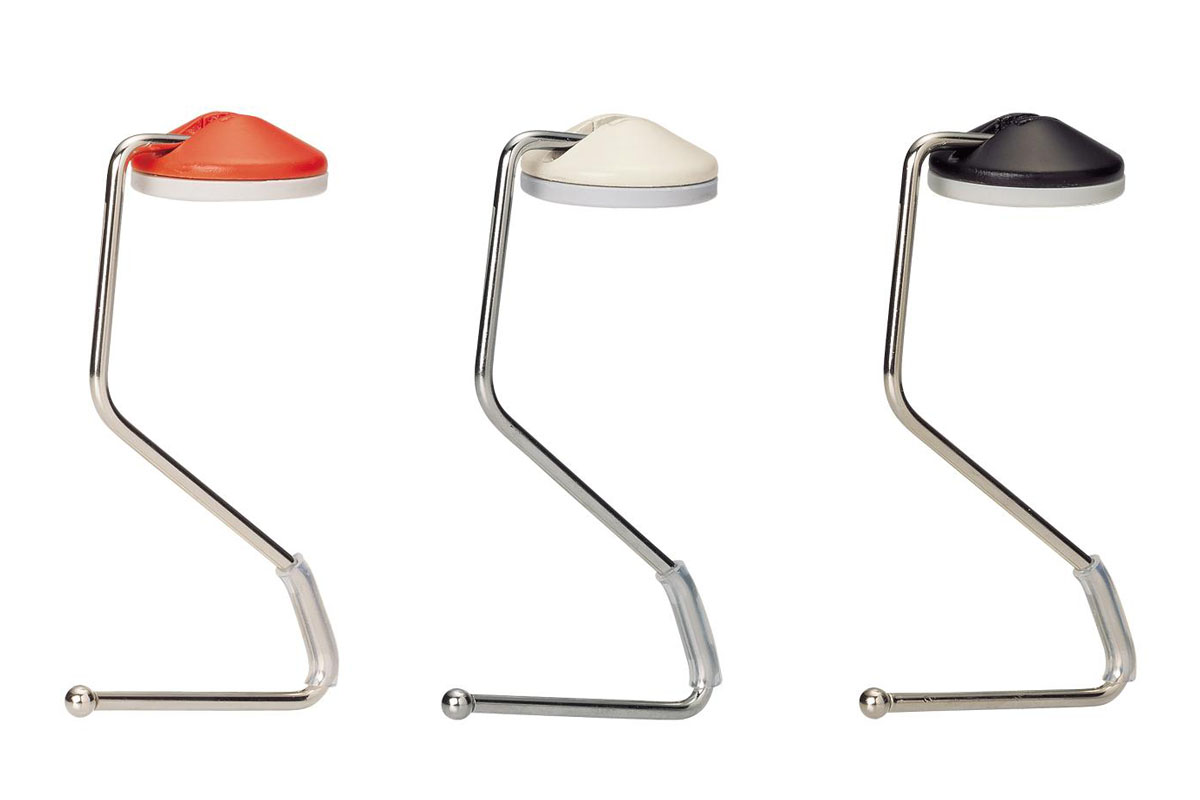 リヒトラブの「SMART FIT バッグハンガー」。長さ10cm程度で、円盤部に滑りにくいシリコンが使われています。アームはかなり高い自由度で可動します。耐荷重は5kg。※画像はメーカーウェブサイトより抜粋。