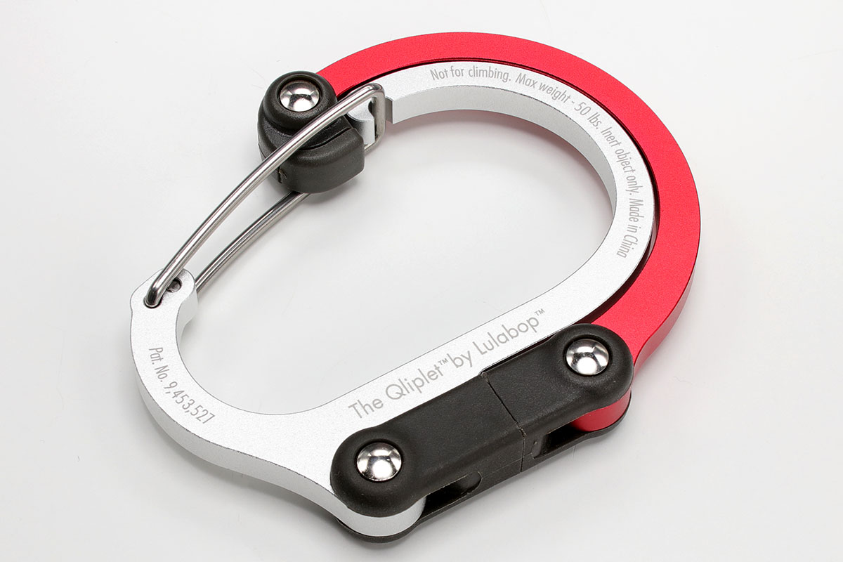 lulabopの「QLIPLET」。カラビナに収納式フックを合体させたようなバッグハンガーです。耐荷重は約22.7kgで、つくりも堅牢です。メーカー直販価格は$19.95 USD。