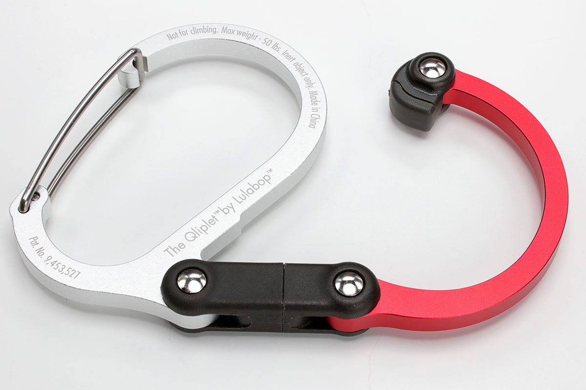 lulabopの「QLIPLET」。カラビナに収納式フックを合体させたようなバッグハンガーです。耐荷重は約22.7kgで、つくりも堅牢です。メーカー直販価格は$19.95 USD。