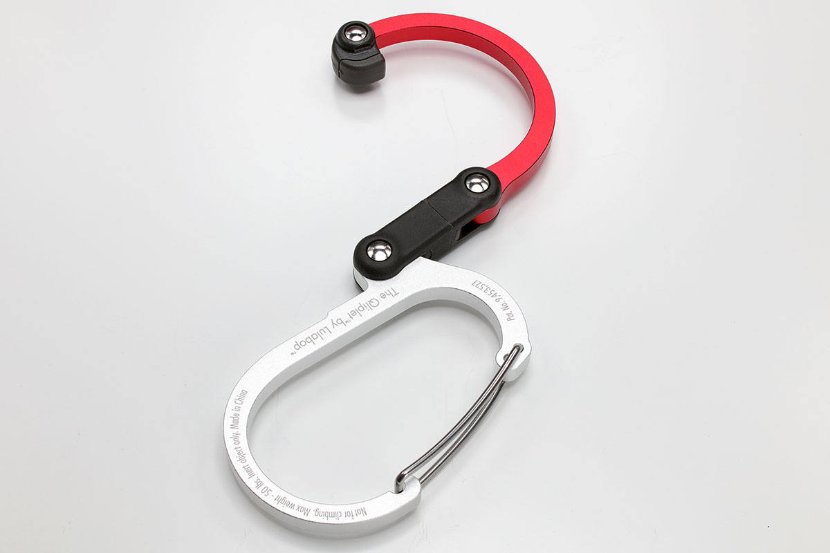 フック部分が360度回転するなど、可動の自由度が高め。フック部をテーブルなどに引っ掛けて使っても、カラビナ部をロープなどに引っ掛けて使ってもOK。