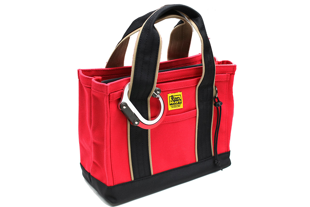 バッグを吊した様子。ちょっとゴツいですが、このゴツさもまた個性的です。