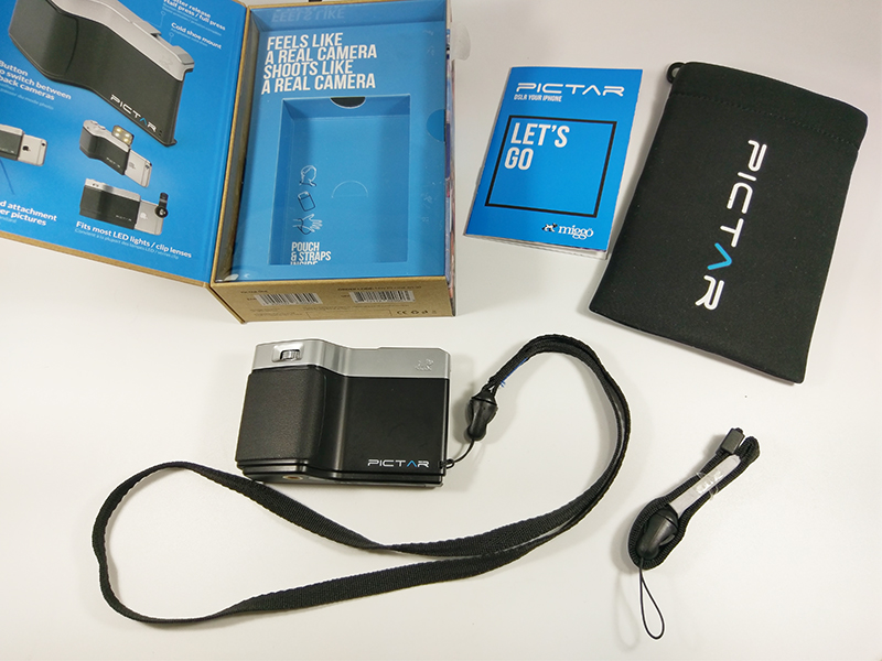 パッケージ、ハンドストラップとネックストラップが付属