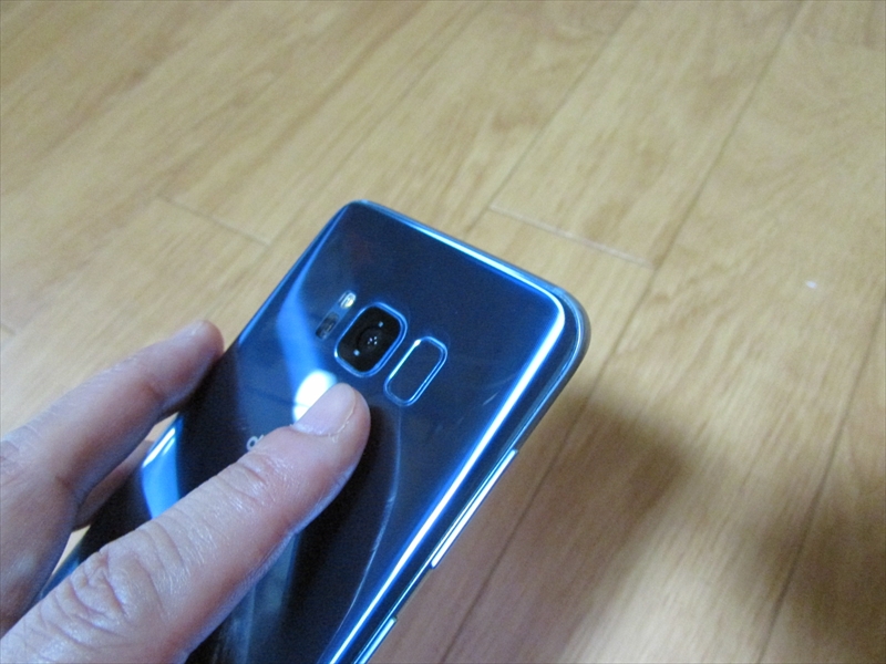 Galaxy S8/S8+では、指紋センサーは背面のカメラの横に移動。残念ながら私の手の大きさだと、がんばって指を伸ばさないと届きません