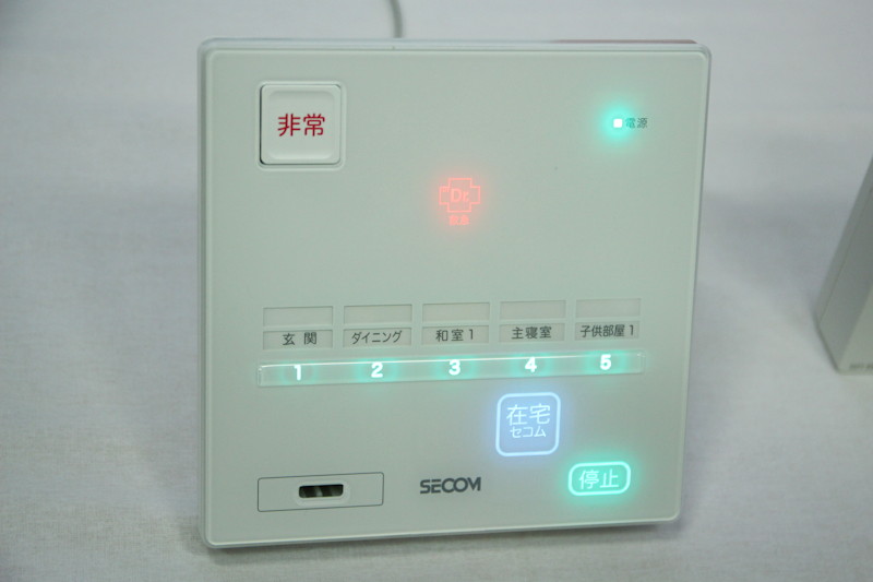 リビングなどに据え置きする「コントローラー」