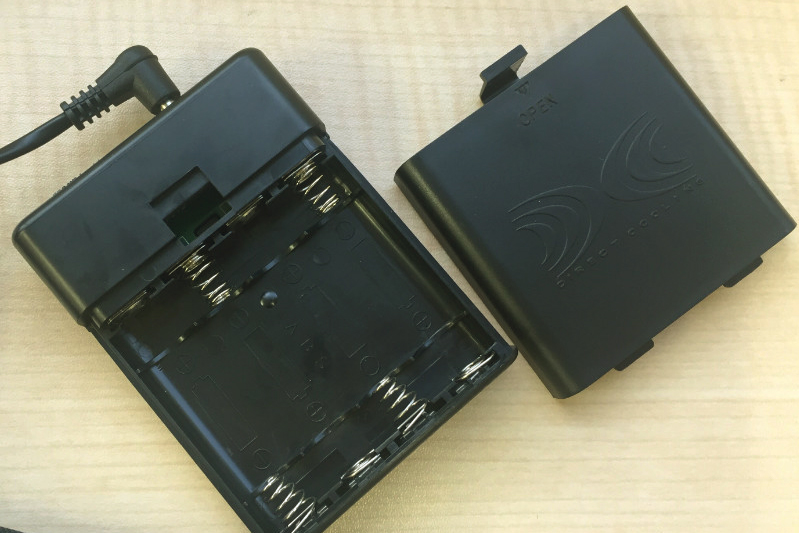 電池ボックス。単3電池4本が入る。ケース上部に2段階の電源スイッチが付いている