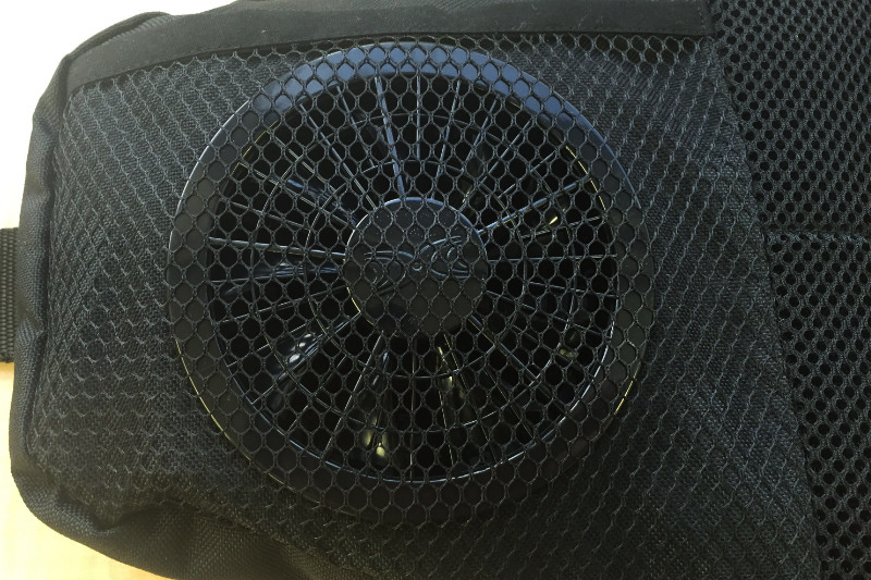 ファン部分。指など入らないようにメッシュ上のカバーがかかっている