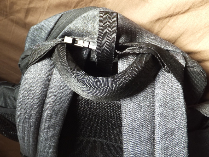 上部と羽部分の2カ所を固定して装着する