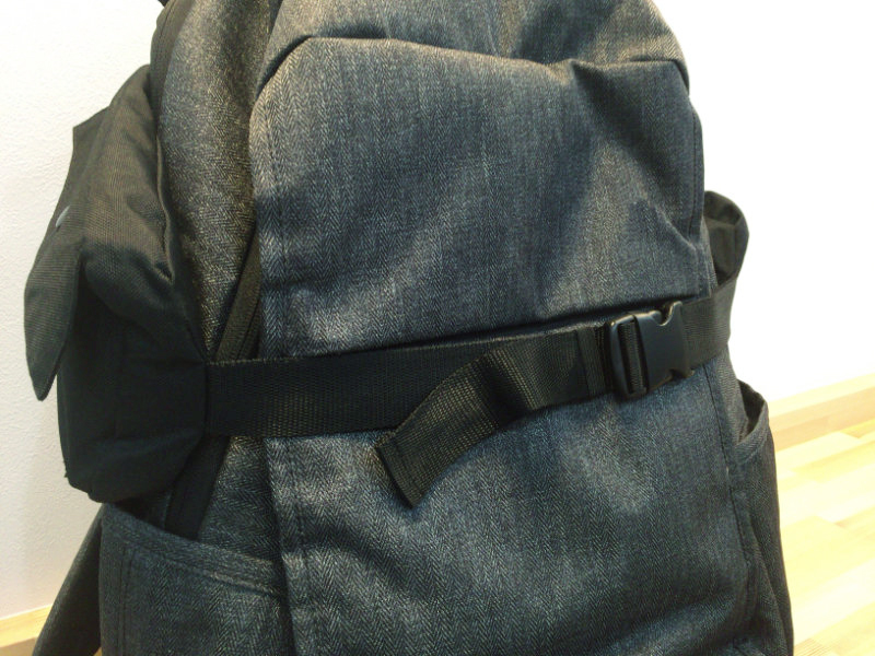 上部と羽部分の2カ所を固定して装着する