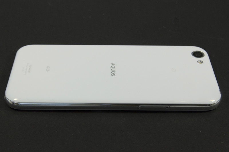 充電スタンド「ロボクル」。端末を置くと回転してユーザーのいる方向を向く