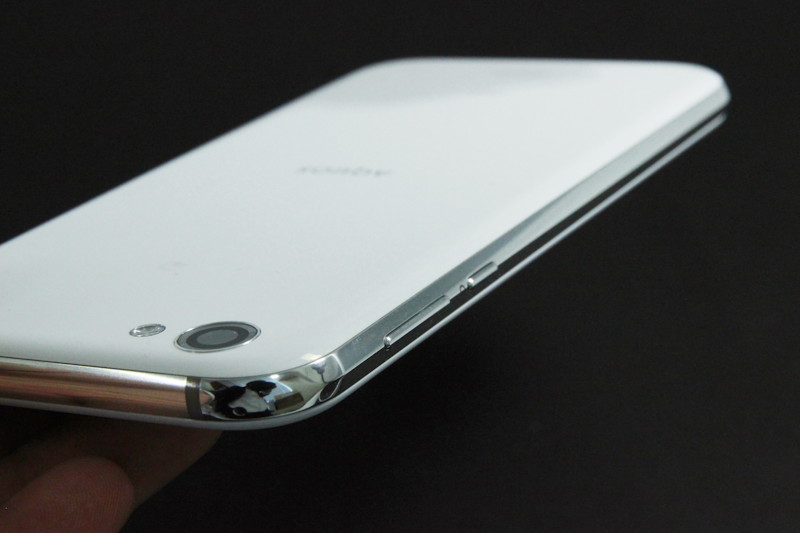 充電スタンド「ロボクル」。端末を置くと回転してユーザーのいる方向を向く