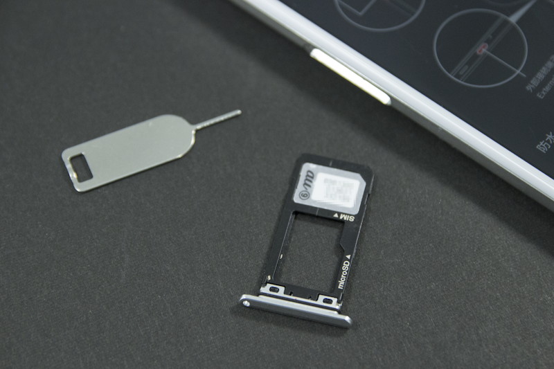 充電スタンド「ロボクル」。端末を置くと回転してユーザーのいる方向を向く