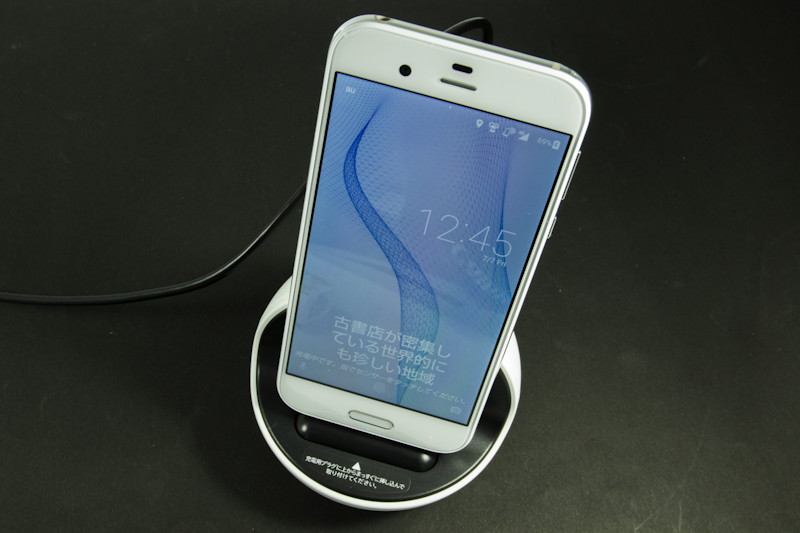 充電スタンド「ロボクル」。端末を置くと回転してユーザーのいる方向を向く