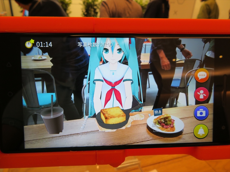 向かいの席に座った初音ミク