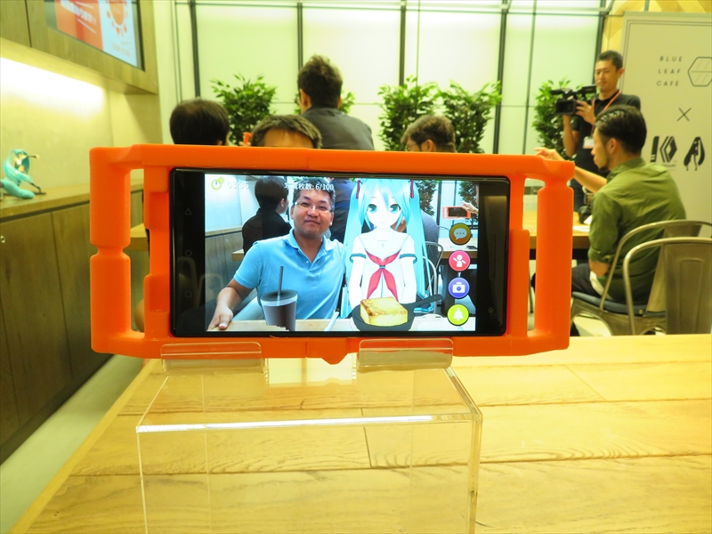 机や背後の人ににキャラクターがめり込むこともない