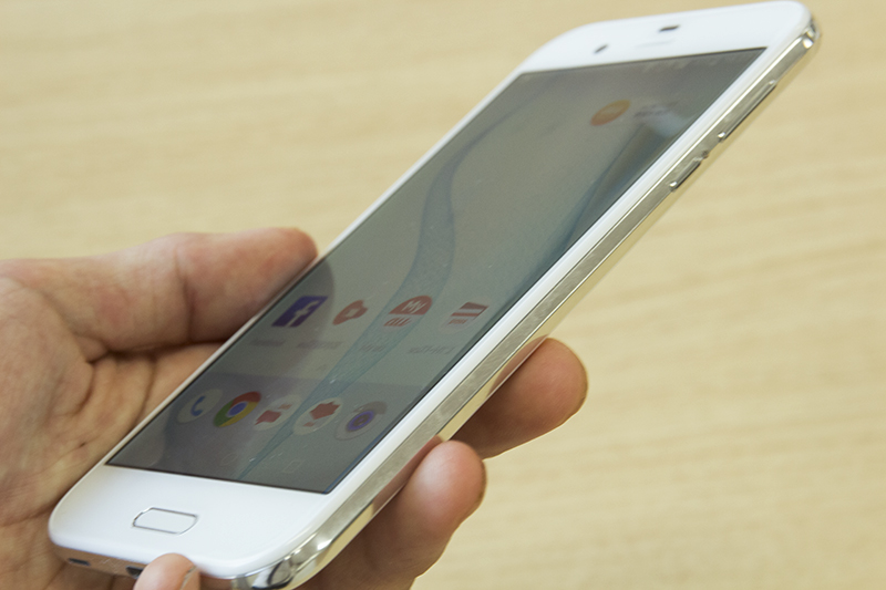 独特の側面デザインは好みが分かれそうだが、片手持ちのホールド感は抜群だった