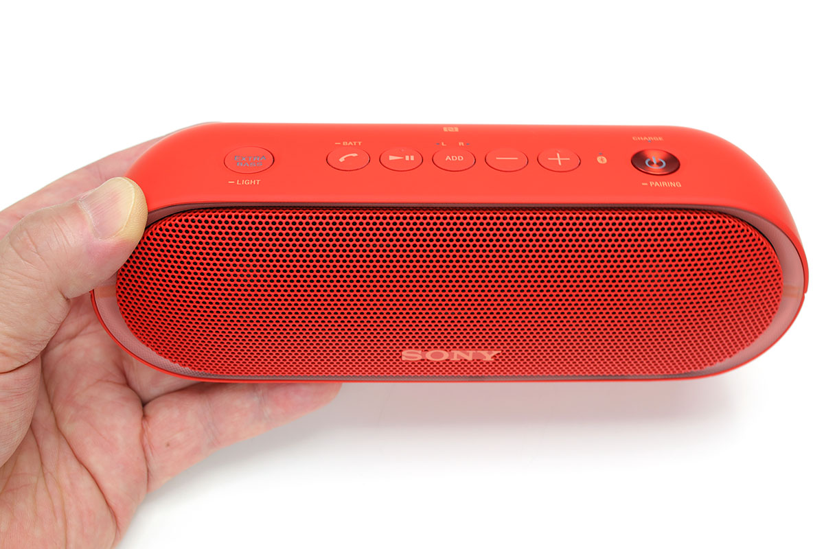 ソニーのワイヤレスポータブルスピーカー「SRS-XB20」。生活防水のステレオBluetoothスピーカーで、片手で余裕で持てるほどコンパクトです。対応コーデックはSBC/AAC/LDAC。USB充電式（microUSB）で、電池持続時間（Bluetooth接続時）は約12時間。ネット通販での実勢価格は1万361円のところが多いようです。