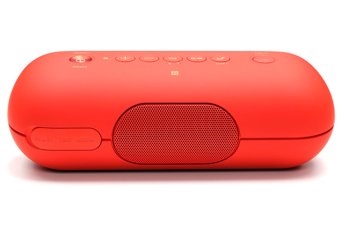 Bluetooth（Ver.4.2）対応のポータブル・ステレオスピーカーで、12時間くらい使えます。口径42mmのフルレンジスピーカー×2とデュアルパッシブラジエーターを搭載。意外なほど豊かで大きな音が出ます。対応BluetoothプロファイルはA2DP/AVRCP/HFP/HSPで、音楽鑑賞以外に通話もできます。対応コーデックはSBC/AAC/LDAC。