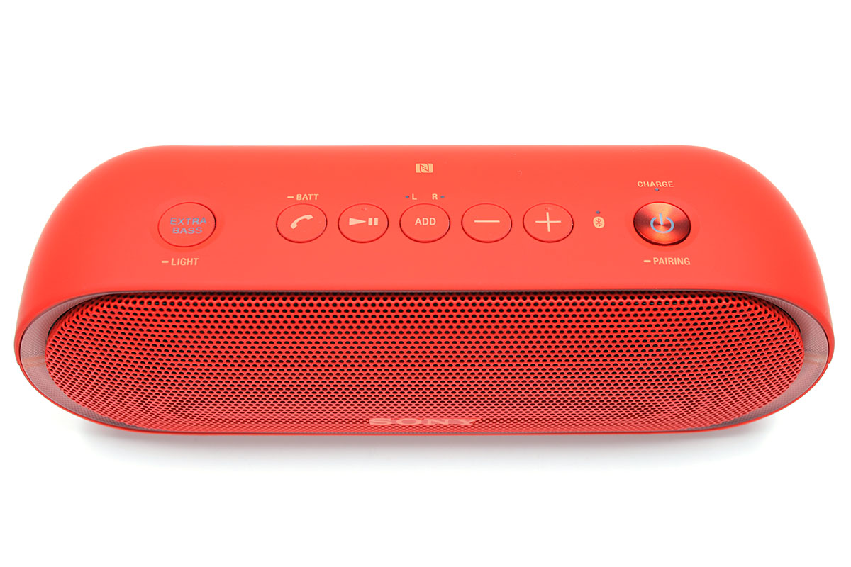 操作部は本体上面に集まっています。端子類は本体背面にあり、防水カバーで覆われています。防水性能はJIS防水保護等級IPX5相当（あらゆる方向からの噴流水に対して本体機能を保護）。