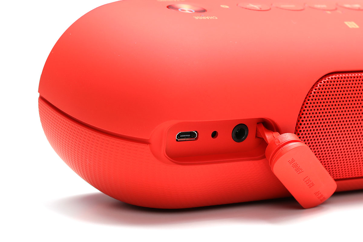 操作部は本体上面に集まっています。端子類は本体背面にあり、防水カバーで覆われています。防水性能はJIS防水保護等級IPX5相当（あらゆる方向からの噴流水に対して本体機能を保護）。