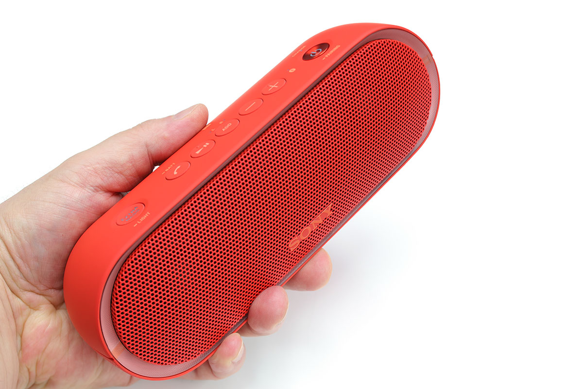 サイズは約幅198×高さ68×奥行69mm、質量は約590g。iPhone 7 Plusと並べてみましたが、容積的には携帯するのもフツーにアリという感じです。