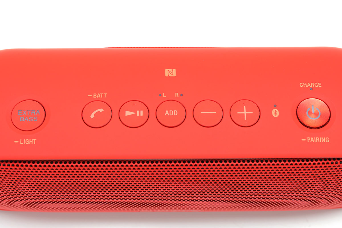 「SRS-XB20」の上部には7つの操作ボタン類が並びます。濡れた手で操作してもOK。再生/ポーズボタンは、2度押しで曲送り、3度押しで曲戻しができます。通話ボタンを押すとiOS端末ならSiriを呼び出して会話ができます。