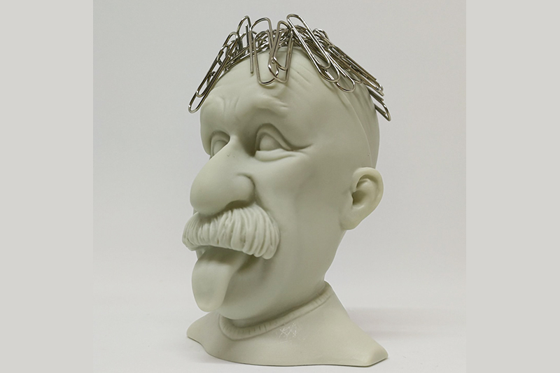 「ジーニアスペーパーホルダー」は最高に洒落が効いたペーパークリップホルダーだ