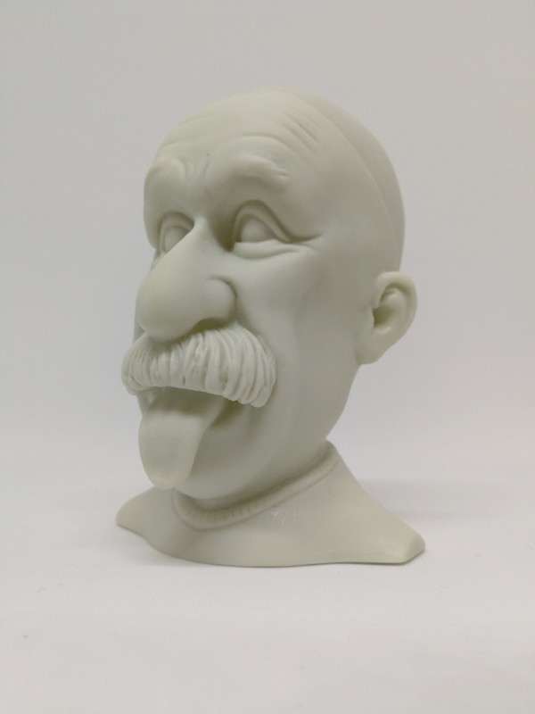 パッと見、アインシュタインには見えないスキンヘッドのジーニアス