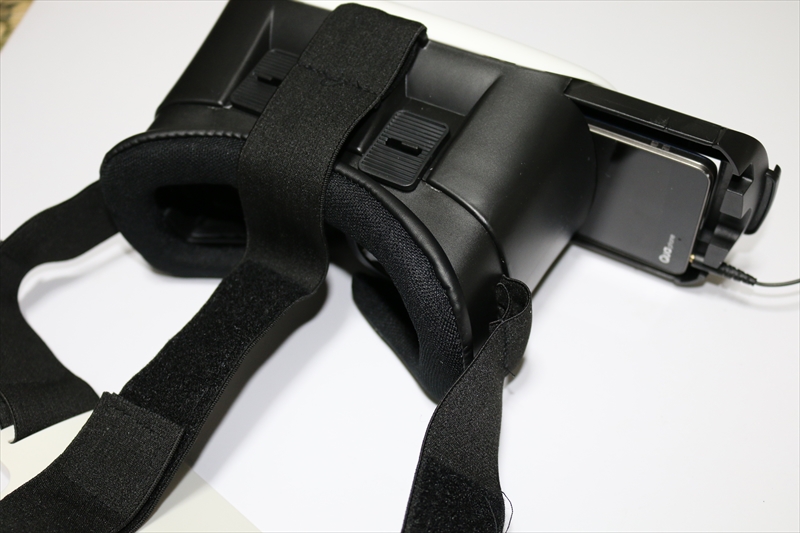 後方から。前方のスライドを開いてスマホをホルダーに装着。イヤホンジャックの位置によってはイヤホンは使えないかも。Qua phone PXはイヤホンの根元が若干曲がるもののギリギリOK