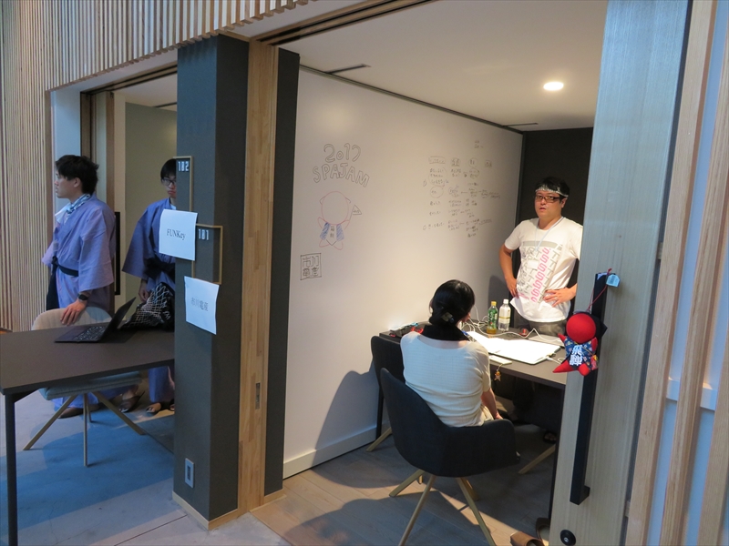 各チーム、自由なスタイルでアプリを開発中