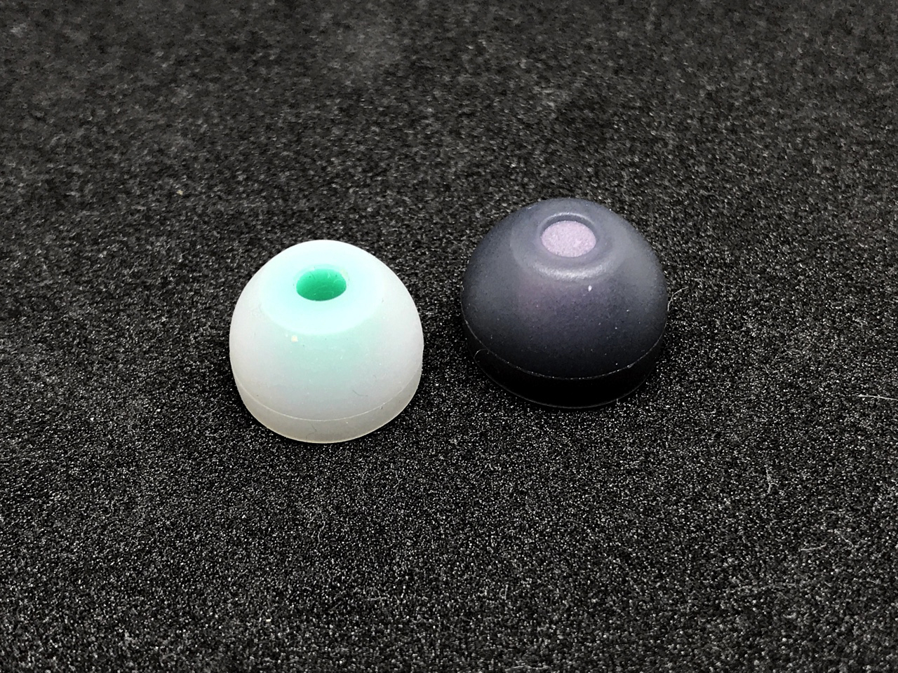 左が通常、右が水中用のイヤーピース。中心部から水が入らないよう薄い膜のようなものがあります。