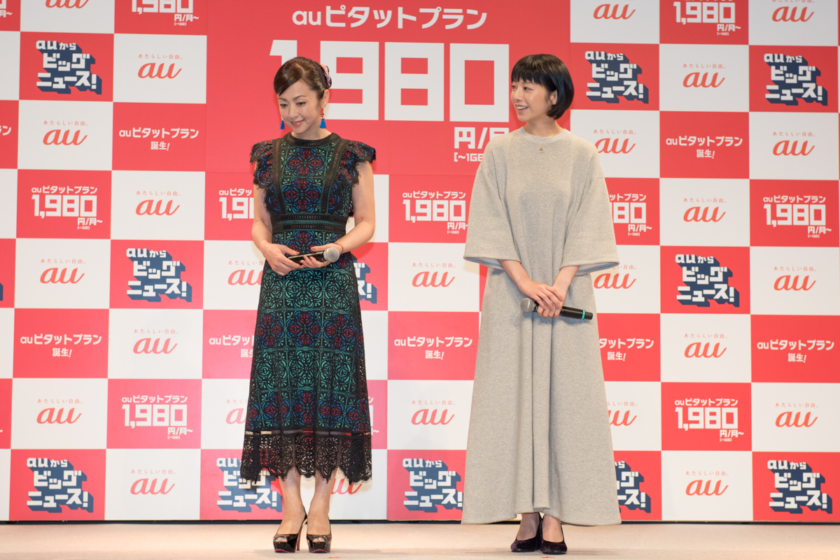 発表会にはauのCMにも出演している斉藤由貴、夏帆も登場、新プランなどについて語った
