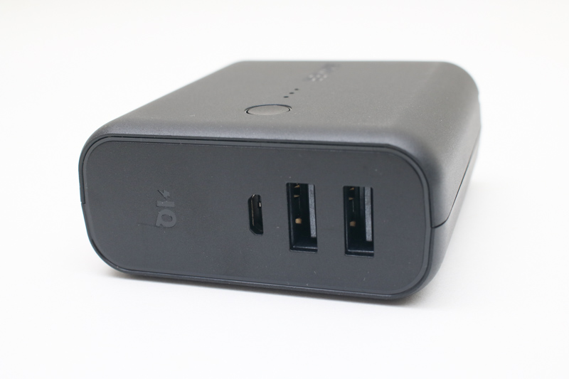 こちら側から見るとふつうのモバイルバッテリーのように見える