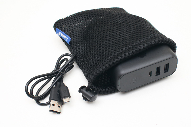 ケースとmicroUSBケーブルを同梱