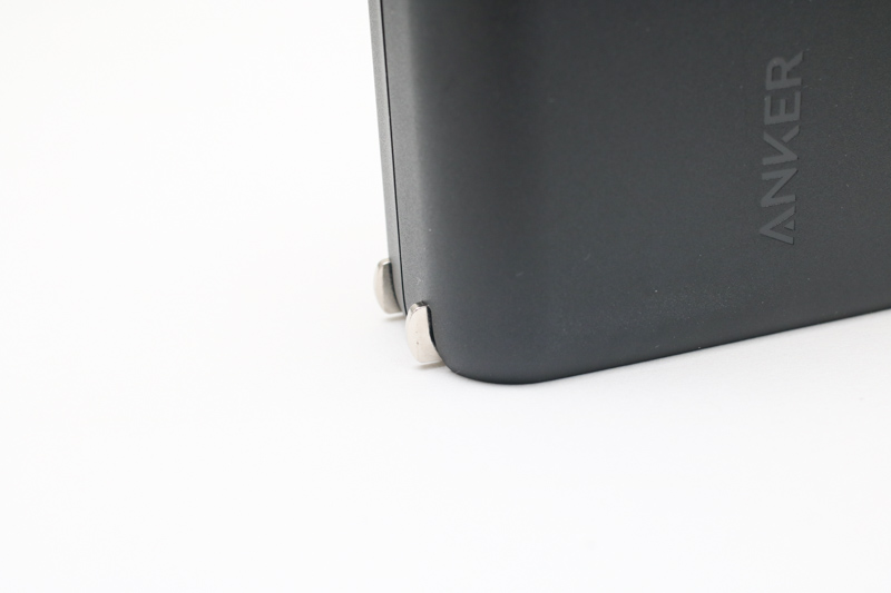 惜しいところはプラグの刃先を折りたたんだ際、金属部分が少し出っ張ること。他の機器を傷つけないためにもケースは使っておいたほうがよい