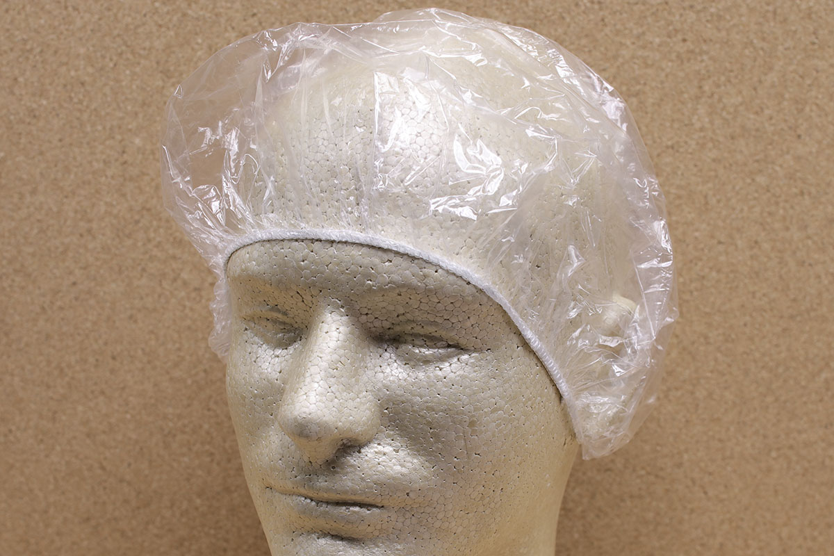 シャワーなどのときに頭にかぶって髪を濡らさないようにする「シャワーキャップ」。写真は使い捨てタイプで、個包のものはホテルのアメニティグッズとしてよく見かけます。