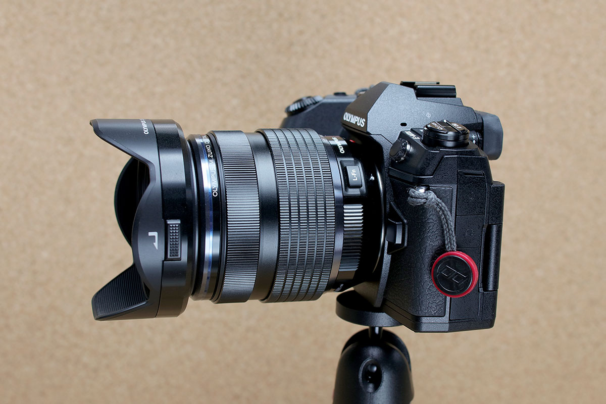 たとえば三脚にカメラを据えてシャッターチャンスを待っているとき、パラパラッと雨が降ってきても、とりあえずシャワーキャップを被せちゃえば機材撤収の必要ナシ！　こんな感じでイロイロと応用できるシャワーキャップです。