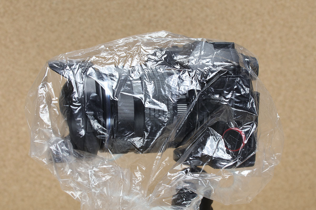 たとえば三脚にカメラを据えてシャッターチャンスを待っているとき、パラパラッと雨が降ってきても、とりあえずシャワーキャップを被せちゃえば機材撤収の必要ナシ！　こんな感じでイロイロと応用できるシャワーキャップです。