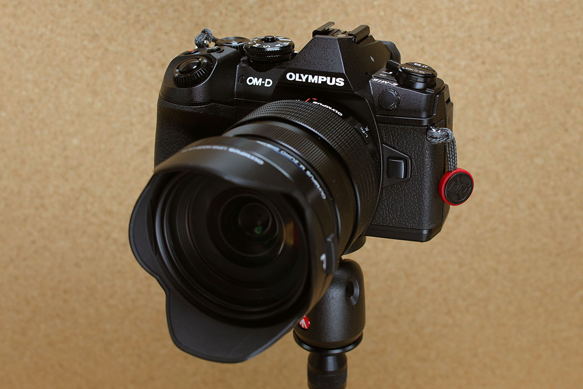 三脚に据えたカメラを覆えば、突然の雨でもカメラを防水できます。砂埃が多い撮影現場では、カメラやレンズへの砂侵入防止にもなります。カメラバッグに1～2個、シャワーキャップを忍ばせておくと、突然役立つかもしれません。