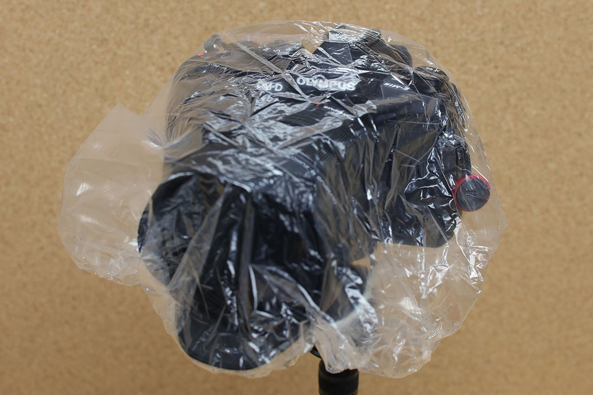 三脚に据えたカメラを覆えば、突然の雨でもカメラを防水できます。砂埃が多い撮影現場では、カメラやレンズへの砂侵入防止にもなります。カメラバッグに1～2個、シャワーキャップを忍ばせておくと、突然役立つかもしれません。