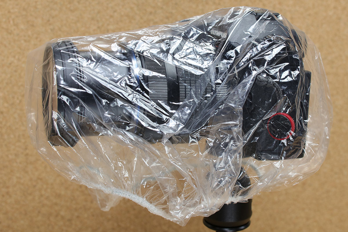 透明度が高めのシャワーキャップなら、レンズ前面を覆ってしまっていても一応は撮影できたりします。レンズ前面を覆うビニール面をピンと張っていれば、下の写真のようにソフトフォーカス的なフィルター効果が悪くない感じで得られたりも。