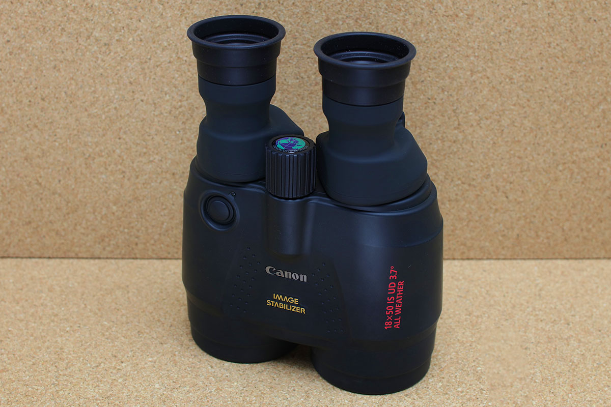 拙宅では双眼鏡をいつでもすぐ使えるように、机上に立てて置いています。が、そのままでは接眼レンズなどへのホコリの付着が心配。なので、シャワーキャップでカバーしています。