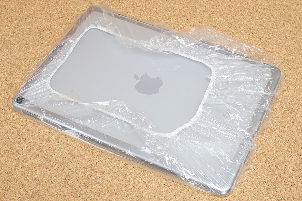 出先でiPadを屋外で使う場合、状況によってはシャワーキャップが便利アイテムに。雨のなかでもわりと安心して使えるようになるのはもちろん、焼肉テーブルで使っても油ハネが気になりません。この状態でもiPadのタッチ操作が行えて、指紋認証も通ります。ただ、裏側がだらしない感じになり、ハダカ状態より滑りやすくなったりもしますので、あくまでも臨時利用ですネ。