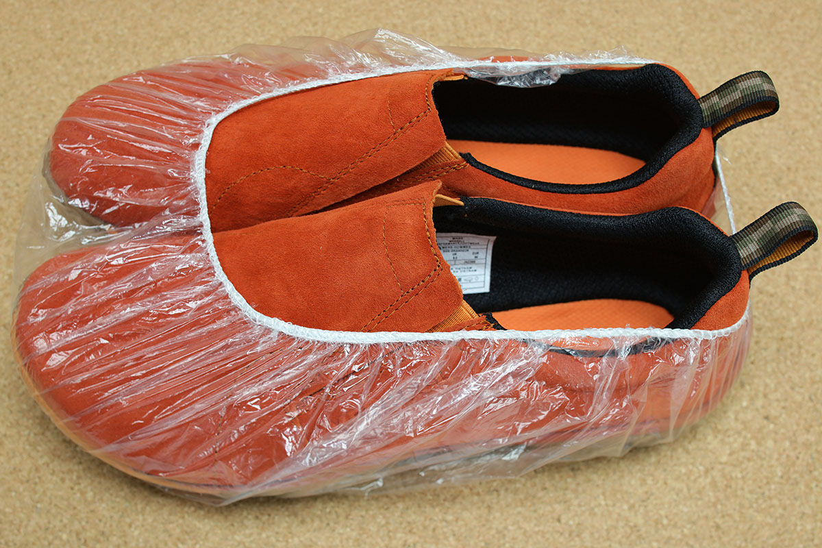 汚れた靴をクルマのトランクなどに入れるとき、靴カバーとして使っても便利です。靴の片方ずつをシャワーキャップでカバーすれば、短距離ならそのまま履いて歩けますので、「靴をはいたまま一瞬家に上がって忘れ物を取る」こともできます（けど滑るので注意）。靴をしっかり包むようにしてカバーすれば、靴をバッグに入れて運ぶのも現実的です。ただ、こういう使い方があらかじめ想定されるなら、より強度にも大きさにも余裕があるコンビニ袋などの方が実用的でしょう。