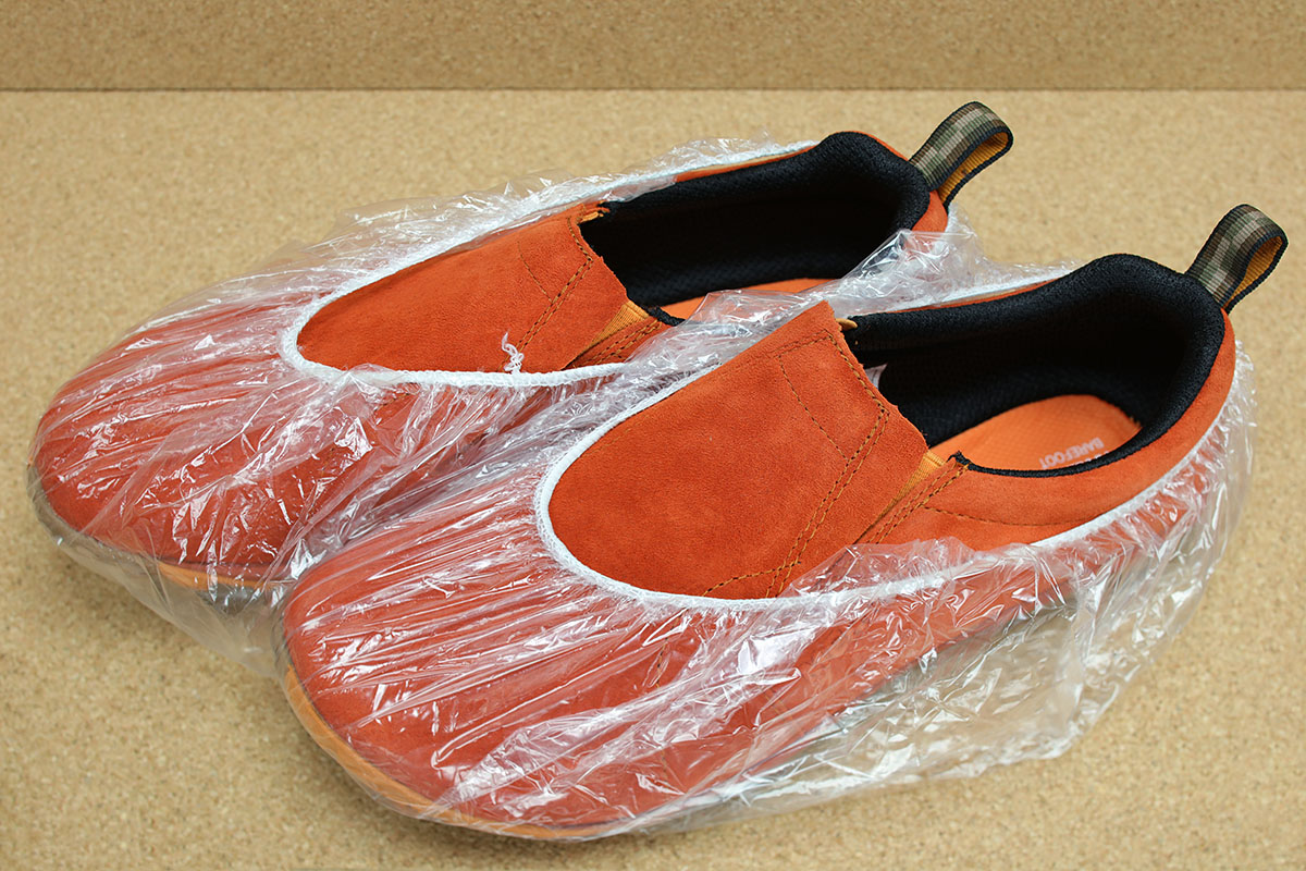 汚れた靴をクルマのトランクなどに入れるとき、靴カバーとして使っても便利です。靴の片方ずつをシャワーキャップでカバーすれば、短距離ならそのまま履いて歩けますので、「靴をはいたまま一瞬家に上がって忘れ物を取る」こともできます（けど滑るので注意）。靴をしっかり包むようにしてカバーすれば、靴をバッグに入れて運ぶのも現実的です。ただ、こういう使い方があらかじめ想定されるなら、より強度にも大きさにも余裕があるコンビニ袋などの方が実用的でしょう。